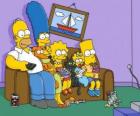 evde kanepede Simpson ailesi